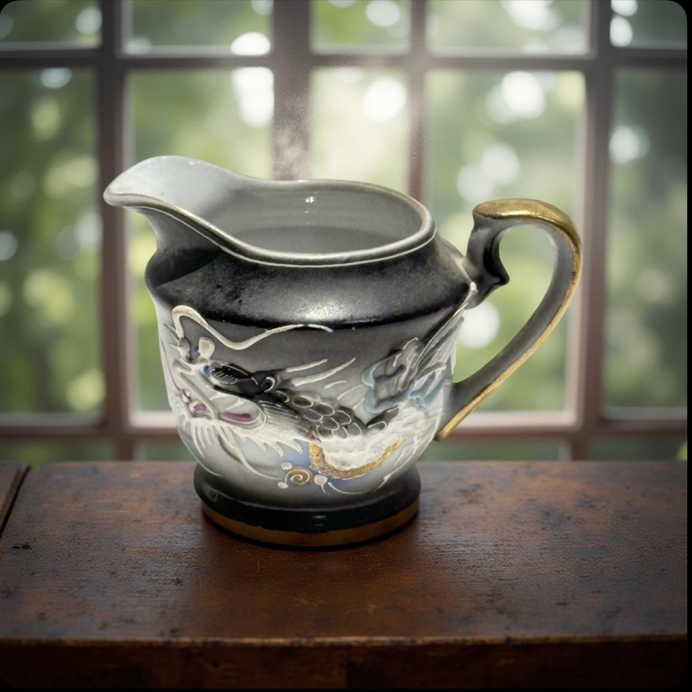 VTG. Elegant Black and Gold Dragon Art Creamer Me I yo China
